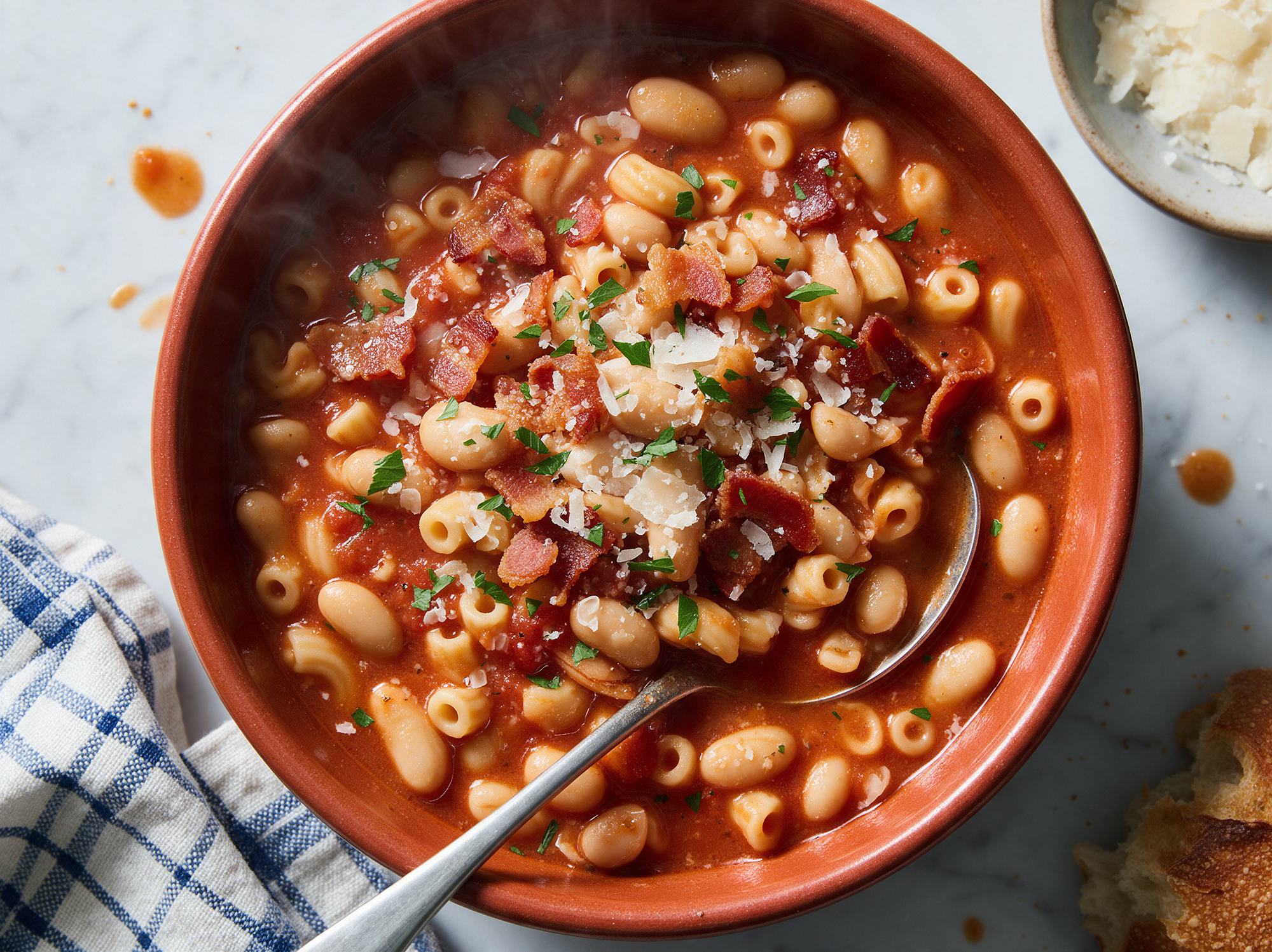 Italiaanse soep met pasta, bonen en spekjes