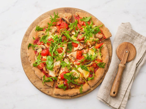 Gezonde pizza met cherrytomaten en Pizza Mix